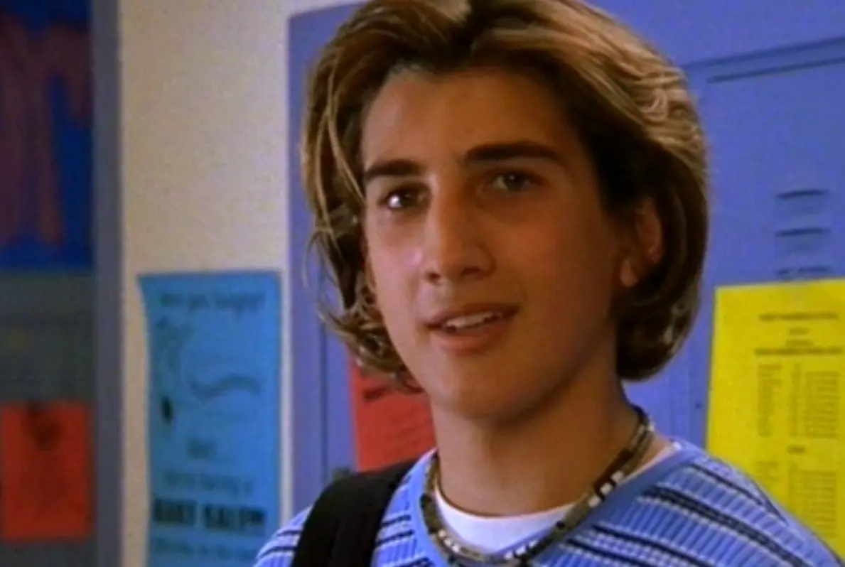 Clayton Snyder como Ethan Craft, el chico más popular de la escuela