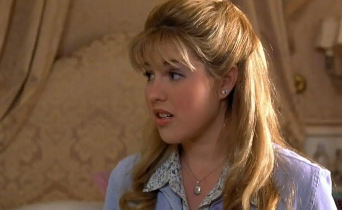 Ashlie Brillault interpretó a Kate Sanders, la examiga de Lizze y líder de porristas