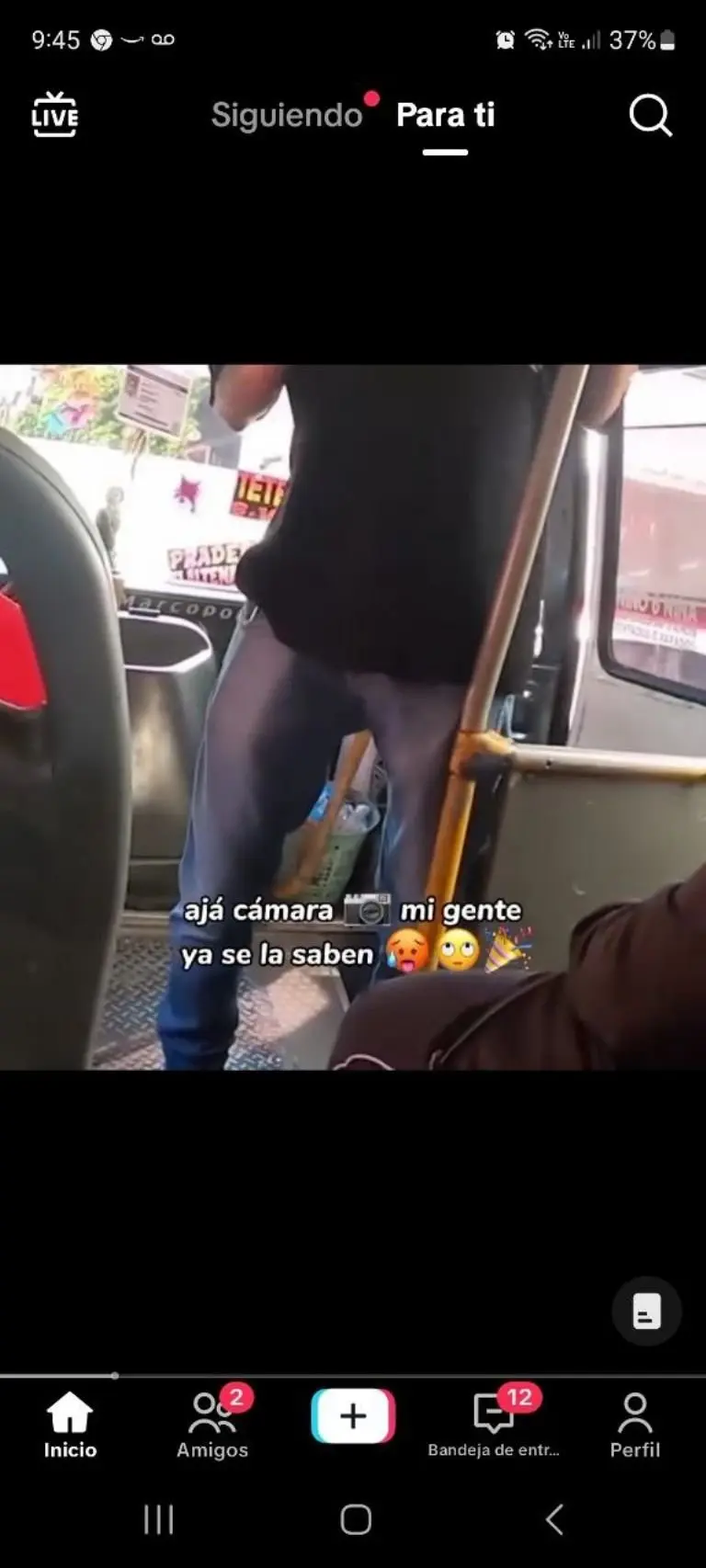 Ladrón lee guión en asalto - Tomada de video