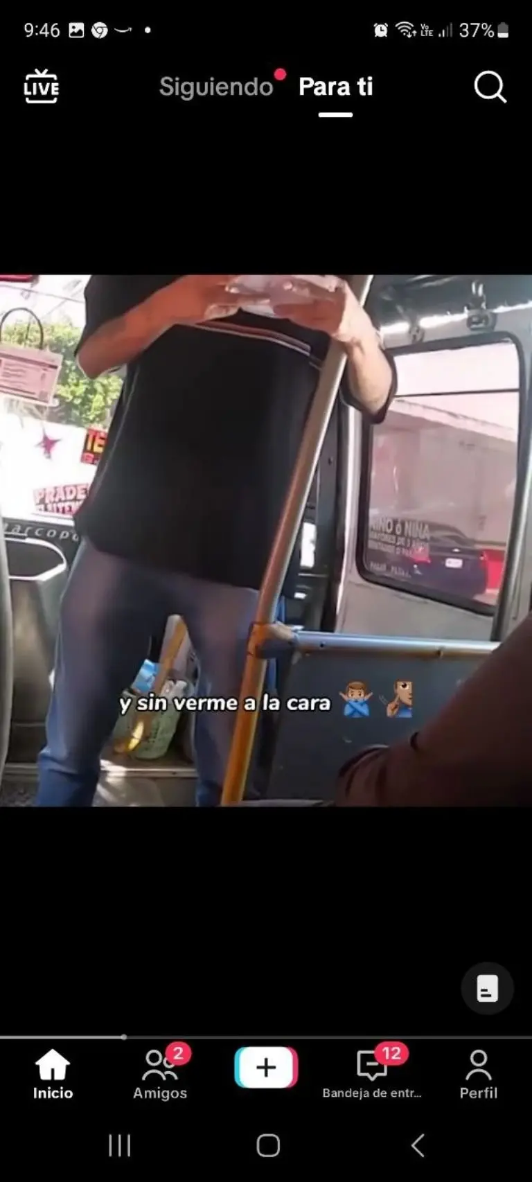 Ladrón lee guión en asalto - Tomada de video