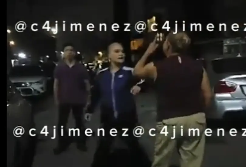 Captan a mujeres peleando en fila de elotes - Tomada de video Captan a mujeres peleando en fila de elotes - Tomada de video
