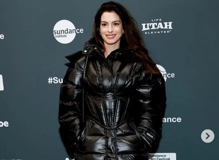 Ahora tiene 40 a&ntilde;os, est&aacute; casada con Adam Shulman y tienen dos hijos. Ha protagonizado pel&iacute;culas como El diablo viste a la moda e Interestelar.