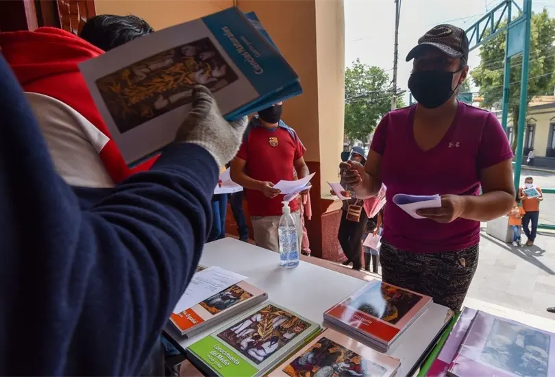 Gobernadores de Morena defienden la distribución de los libros de la SEP. Gobernadores de Morena defienden la distribución de los libros de la SEP.