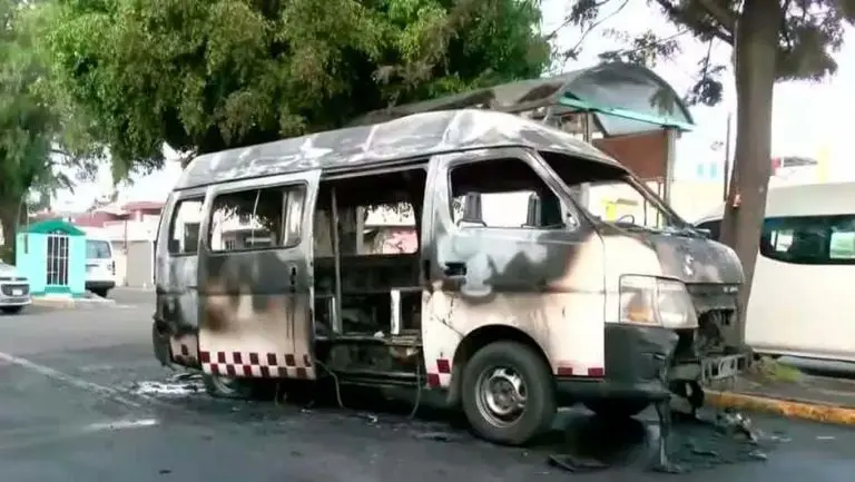 Los transportistas exigieron a las autoridades encontrar al responsable de quemar una combi. Foto: Cuartoscuro