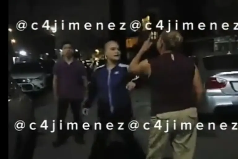 Captan a mujeres peleando en fila de elotes - Tomada de video