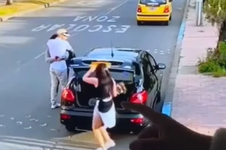 Hombre esconde a la amante en la cajuela - Tomada de video
