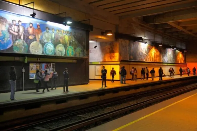 Estudiante de Medicina de la UNAM se avienta al Metro Copilco. Foto: Especial