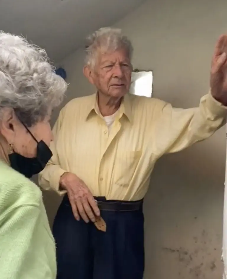 VIDEO: Abuelito protagoniza tierna pelea con su esposa por no quererse bañar. Foto: Tik Tok