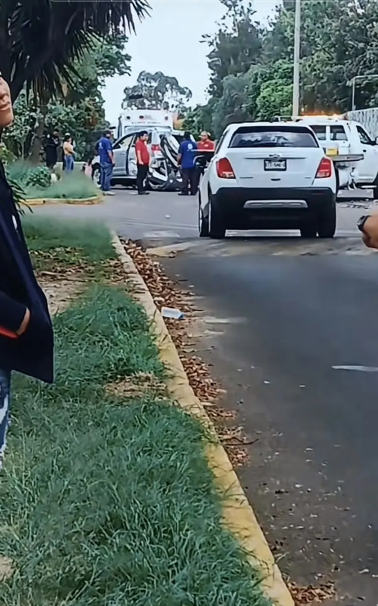Reportero urbano se hace viral por su peculiar forma de narrar un accidente Créditos: Captura de video