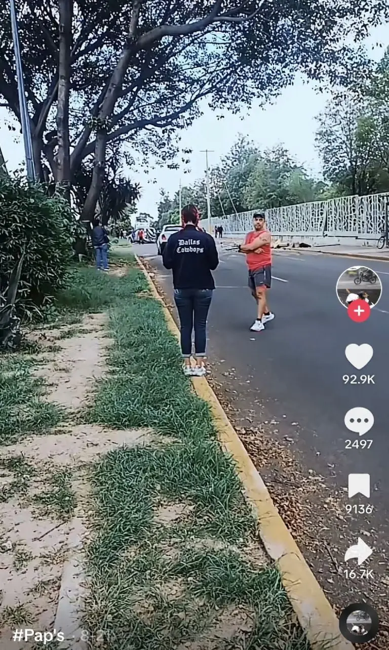 Reportero urbano se hace viral por su peculiar forma de narrar un accidente Créditos: Captura de video