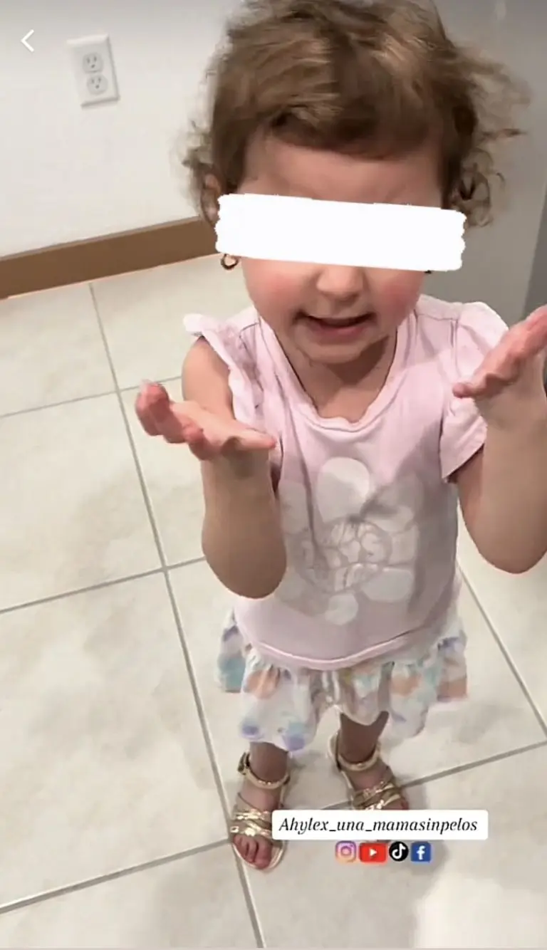 Niña 'pelea' con Alexa porque no le entiende y se hace viral Créditos: Captura de video