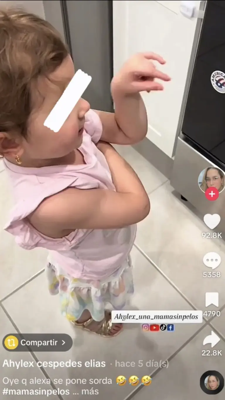 Niña 'pelea' con Alexa porque no le entiende y se hace viral Créditos: Captura de video