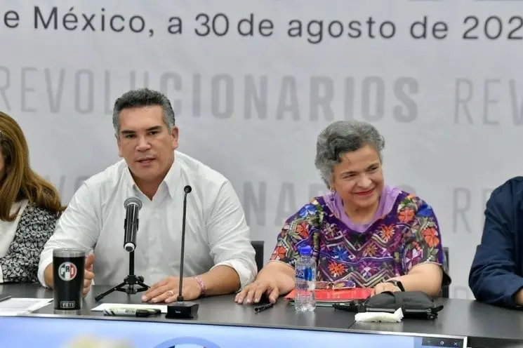 Beatriz Paredes declina a favor de X&oacute;chitl G&aacute;lvez. 