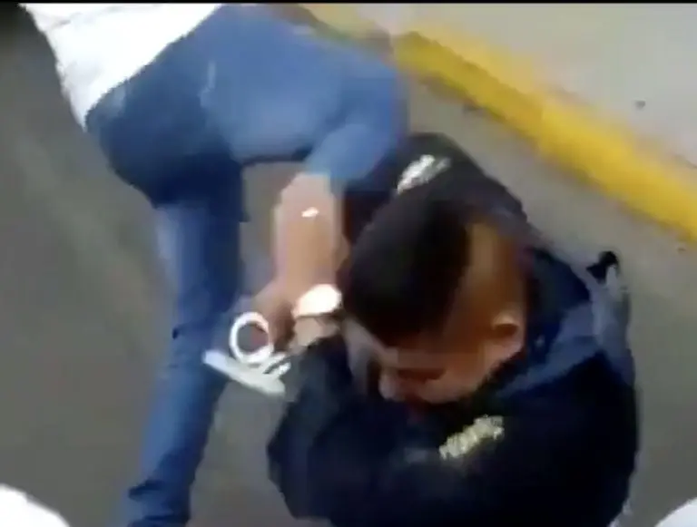 VIDEO: Policía noquea a sujeto por agredir a su compañero. Foto: Twitter
