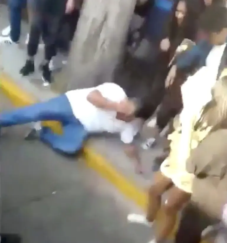 VIDEO: Policía noquea a sujeto por agredir a su compañero. Foto: Twitter
