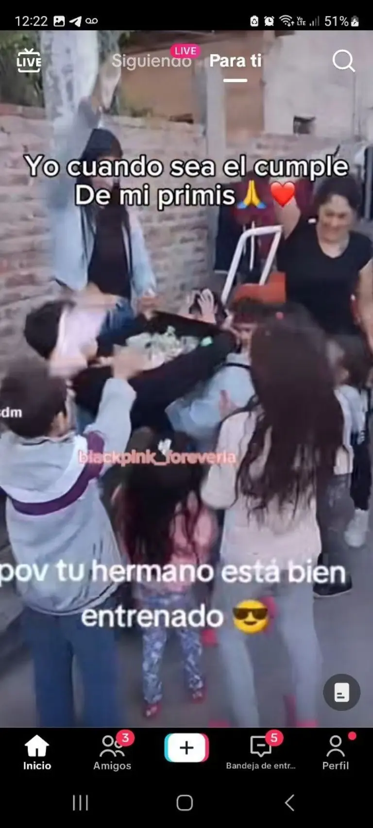 Niño ganta todos los dulces de la piñata - Tomada de video