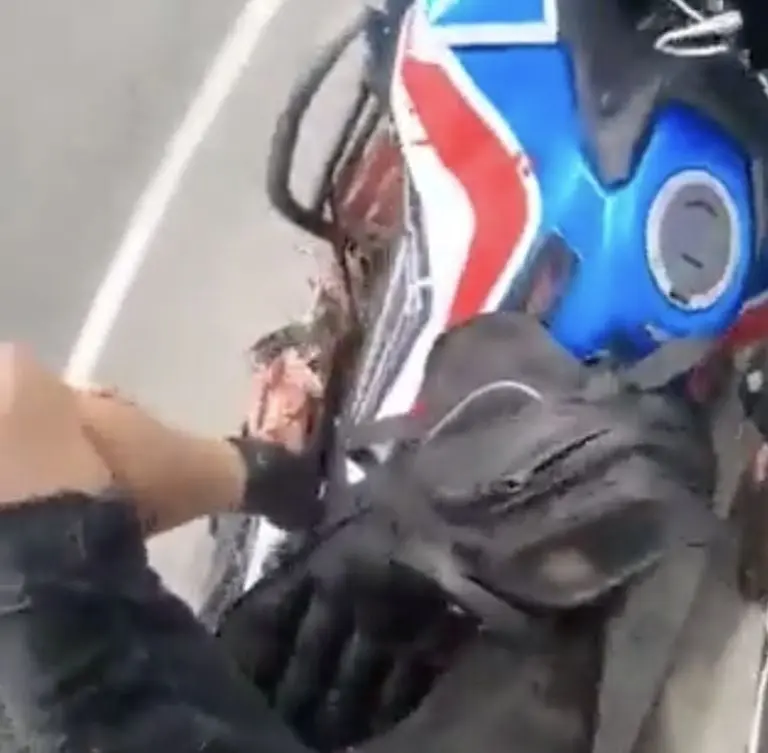 Motociclista pierde la pierna por querer adelantar un camión en la carretera. Foto: Twitter
