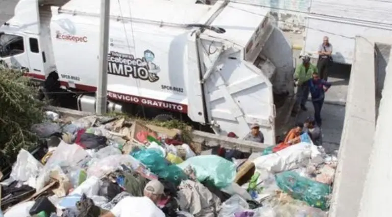 Exprofesor de la UNAM se vuelve recolector de basura tras perder su empleo Créditos: Twitter
