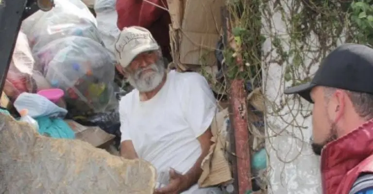 Exprofesor de la UNAM se vuelve recolector de basura tras perder su empleo Créditos: Twitter