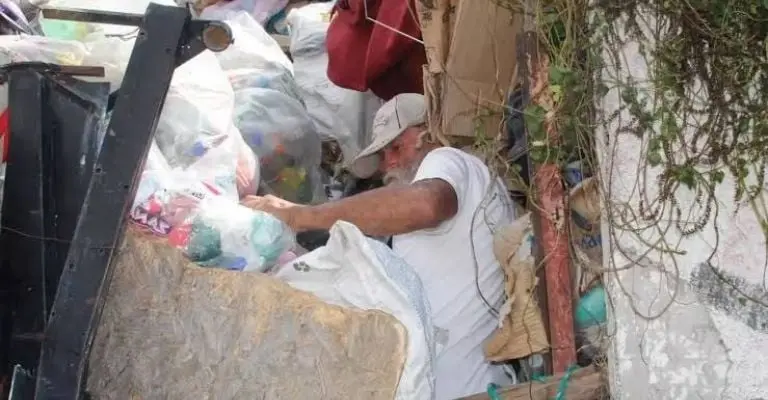 Exprofesor de la UNAM se vuelve recolector de basura tras perder su empleo Créditos: Twitter