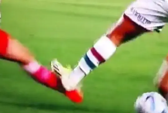 VIDEO: jugador le rompe la pierna a otro futbolista en pleno partido. 