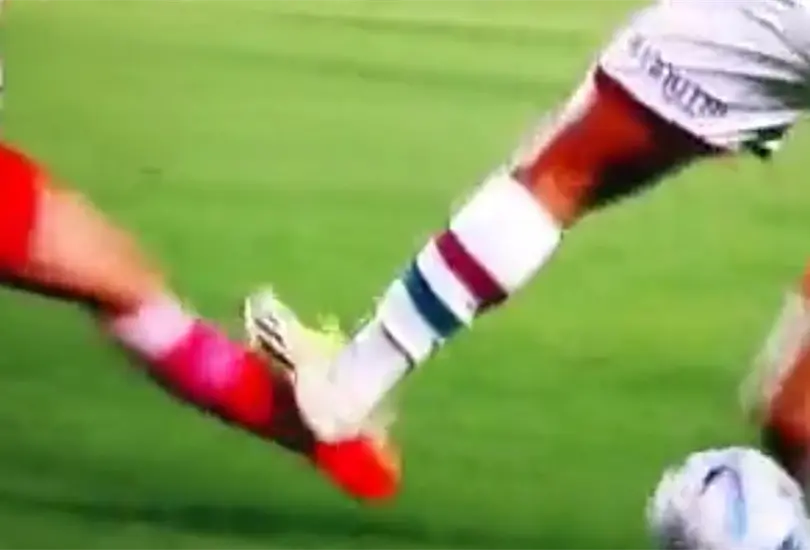 VIDEO: jugador le rompe la pierna a otro futbolista en pleno partido. VIDEO: jugador le rompe la pierna a otro futbolista en pleno partido.