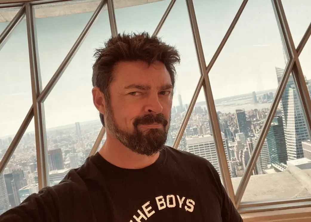 Ahora tiene 51 a&ntilde;os y es padre de dos hijos. En los &uacute;ltimos a&ntilde;os ha trabajado en series como The Boys y Almost Human.