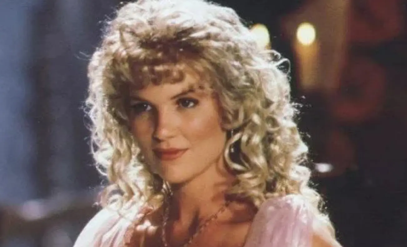 Alexandra Tydings interpret&oacute; a Afrodita