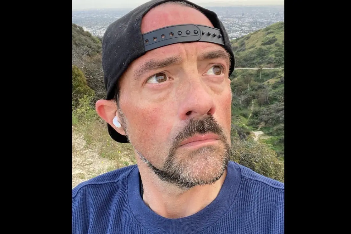 Ahora tiene 53 a&ntilde;os, est&aacute; casado con la actriz Jennifer Schwalbach y tienen una hija. Ha trabajado en series como The Boys y Big Bang.