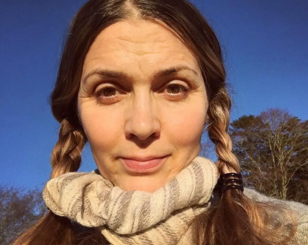 Ahora tiene 54 a&ntilde;os, particip&oacute; en series como Nip/Tuck, pero ahora est&aacute; alejada de la actuaci&oacute;n y es maestra de yoga.