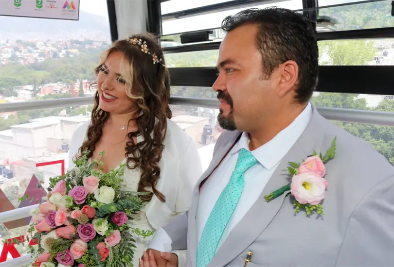 &iexcl;A 30 metros sobre el cielo! Novios celebran boda en el Mexicable del Edomex. 