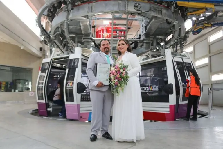 ¡A 30 metros sobre el cielo! Novios celebran boda en el Mexicable. Foto: Gobierno Edomex