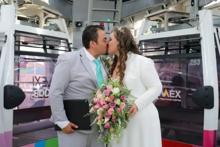 ¡A 30 metros sobre el cielo! Novios celebran boda en el Mexicable. Foto: Gobierno Edomex