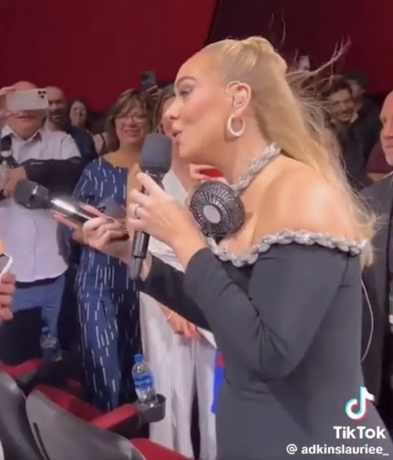 VIDEO: Adele canta las mañanitas a joven mexicano en Las Vegas. Foto: Especial