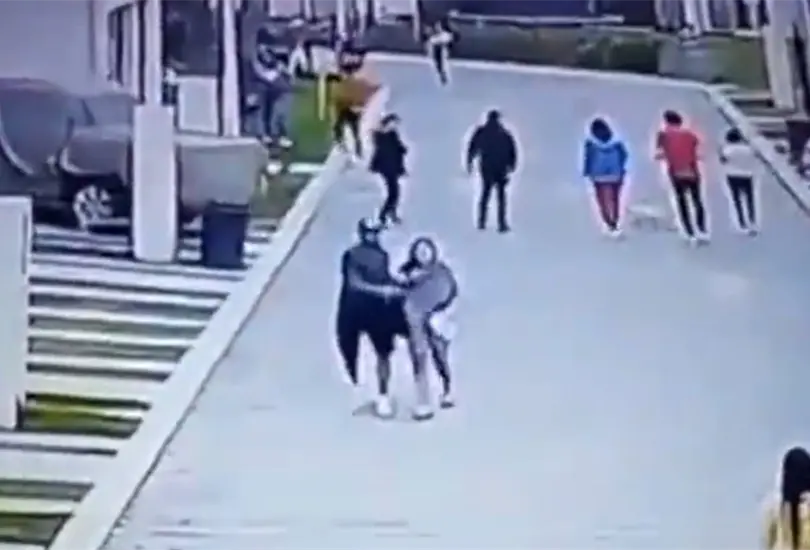 Hombre golpea a su pareja en calles de Puebla 