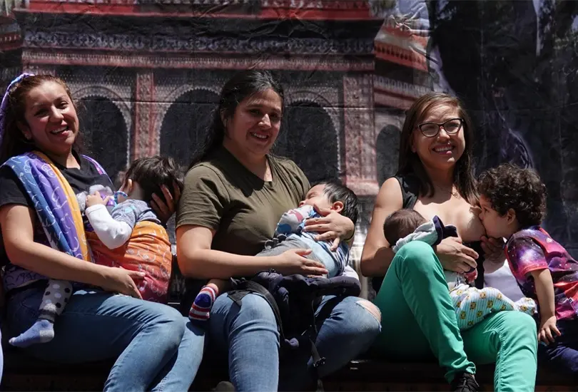Tetada masiva en CDMX: decenas de mam&aacute;s se re&uacute;nen para defender la lactancia. 