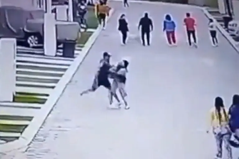 Hombre golpea a su pareja en calles de Puebla - Tomada de video