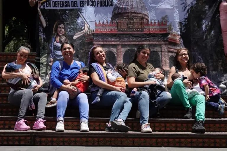 Tetada masiva en CDMX: decenas de mamás se reúnen para defender la lactancia. Foto: Cuartoscuro