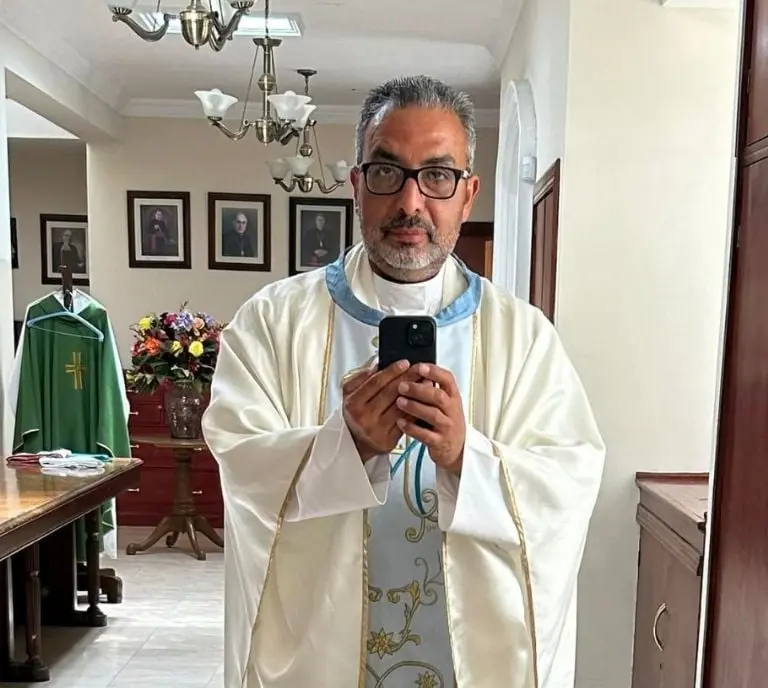 Novios dejan plantado al sacerdote (Facebook)