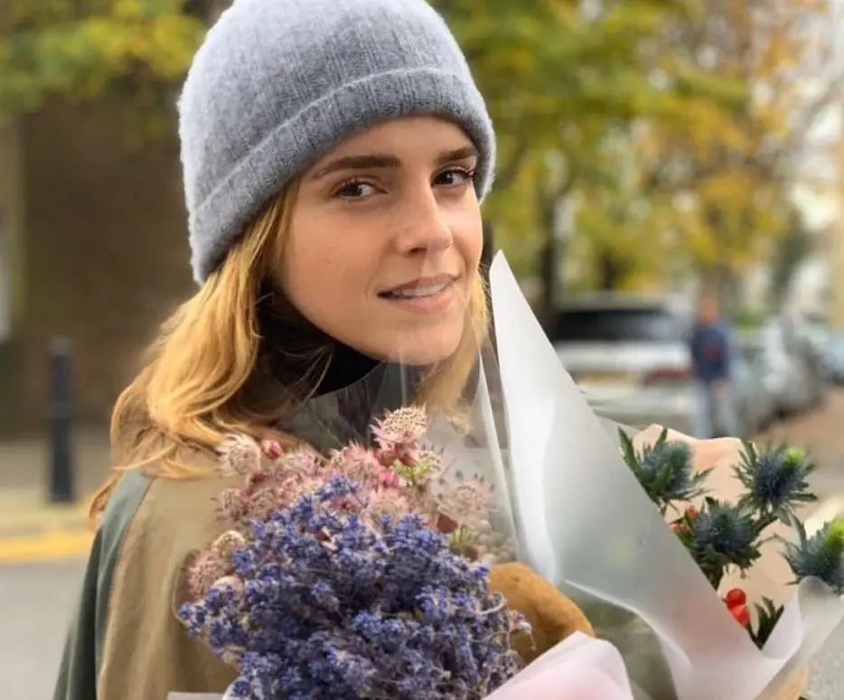 Ahora tiene 33 a&ntilde;os, ha protagonizado pel&iacute;culas como Mujercitas y La bella y la Bestia, tambi&eacute;n estudi&oacute; la carrera de Literatura Inglesa. 