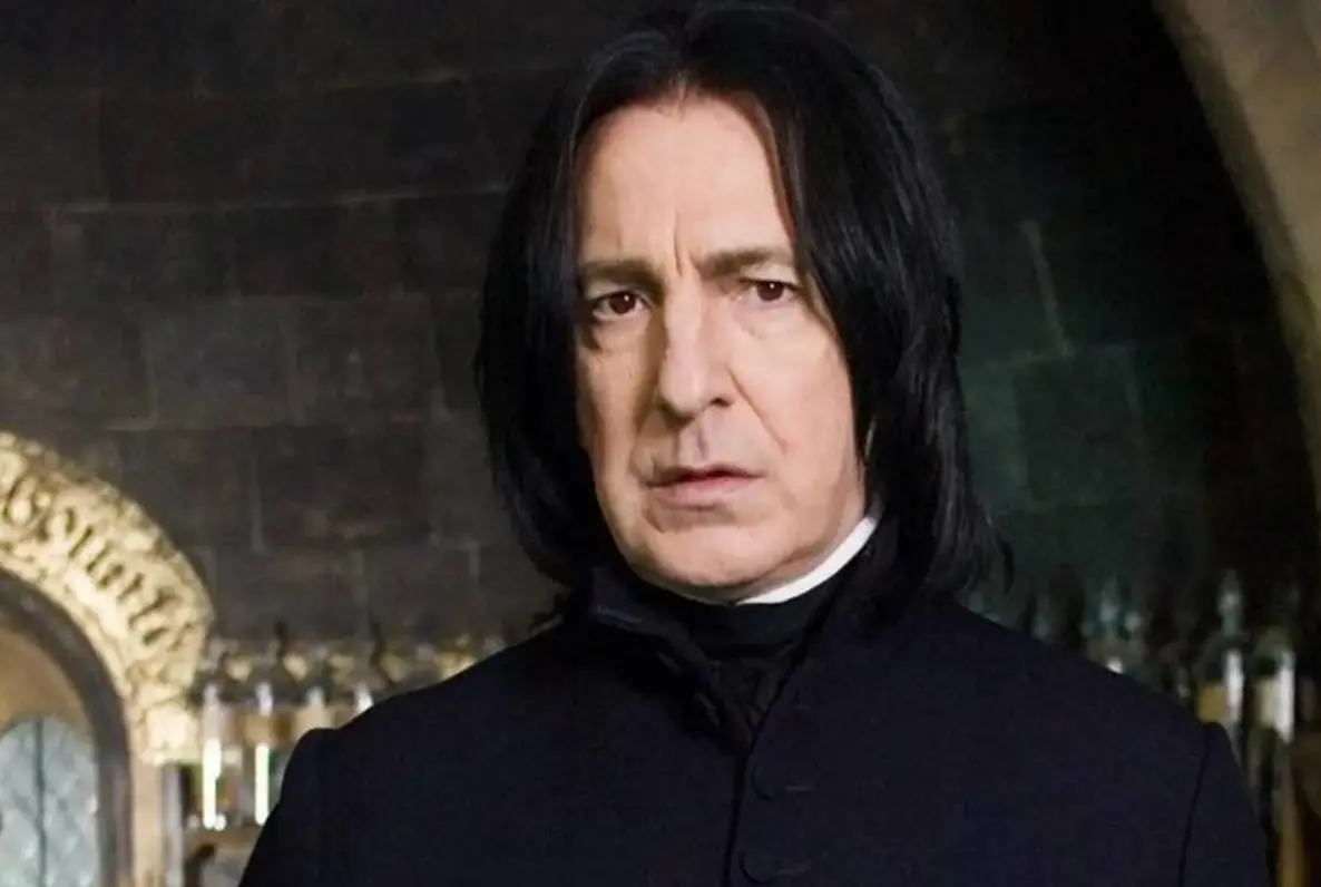 Alan Rickman como Severus Snape