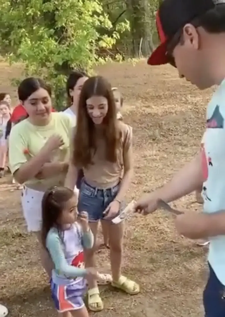 VIDEO: Diputado regala billetes de 500 pesos a niños. Foto: Tik Tok