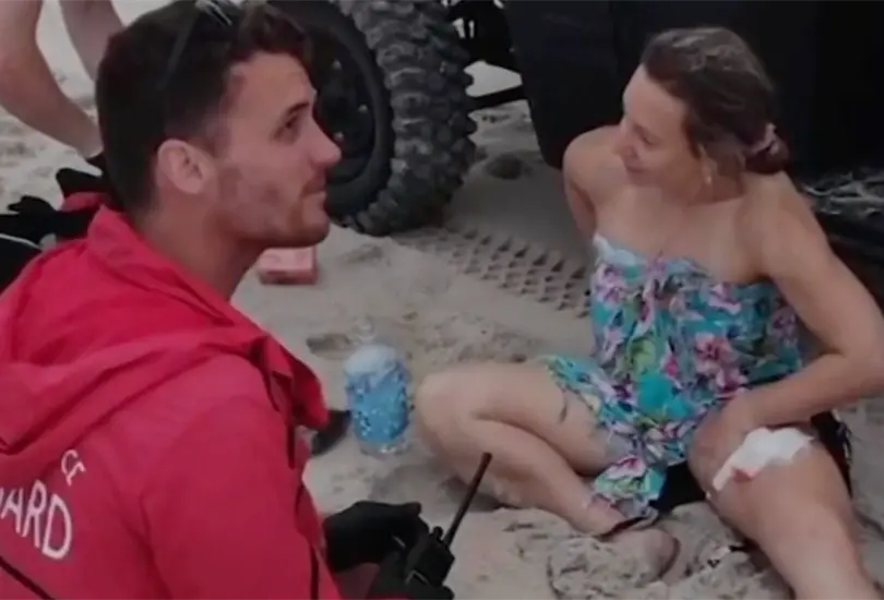 Tiburón ataca a mujer que nadaba en playa de Nueva York. Tiburón ataca a mujer que nadaba en playa de Nueva York.