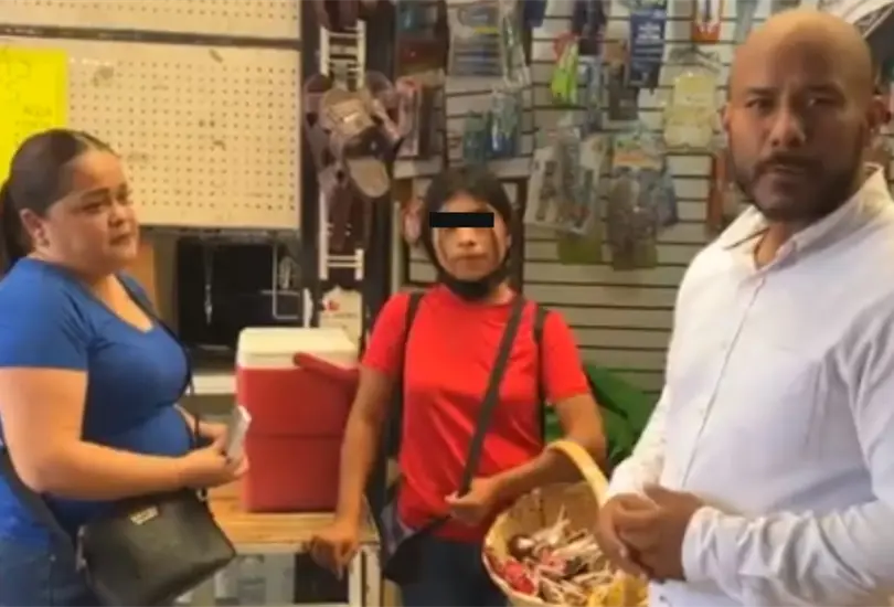 Natalia vende dulces y semillas en la fayuca de Francisco I. Madero, Coahuila, junto a su madre, quien toca el acorde&oacute;n en las calles para ganarse la vida