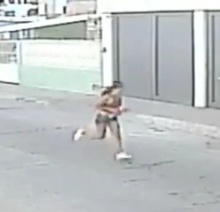 VIDEO: motociclista entierra picahielos a mujer en el glúteo. Foto: Twitter