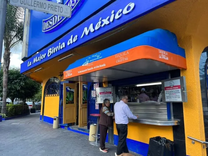 Asaltan a hombre afuera de La Polar, acusan complicidad del restaurante. 