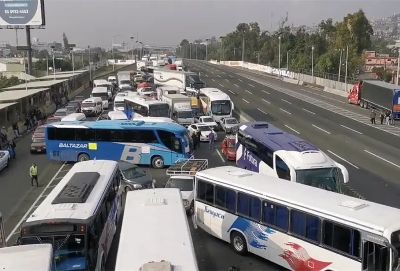 Transportistas realizan bloqueo en la carretera México-Pachuca y generan caos. Transportistas realizan bloqueo en la carretera México-Pachuca y generan caos.