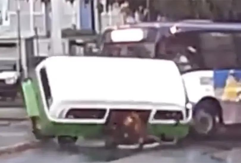 VIDEO: Camión de transporte público choca contra combi y pasajeros salen volando en Iztacalco. VIDEO: Camión de transporte público choca contra combi y pasajeros salen volando en Iztacalco.