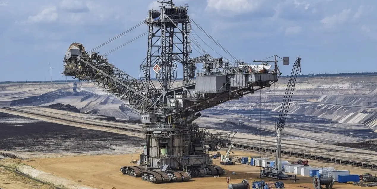 10. Industria de la minería, extracción y metalurgia: 21,840 pesos