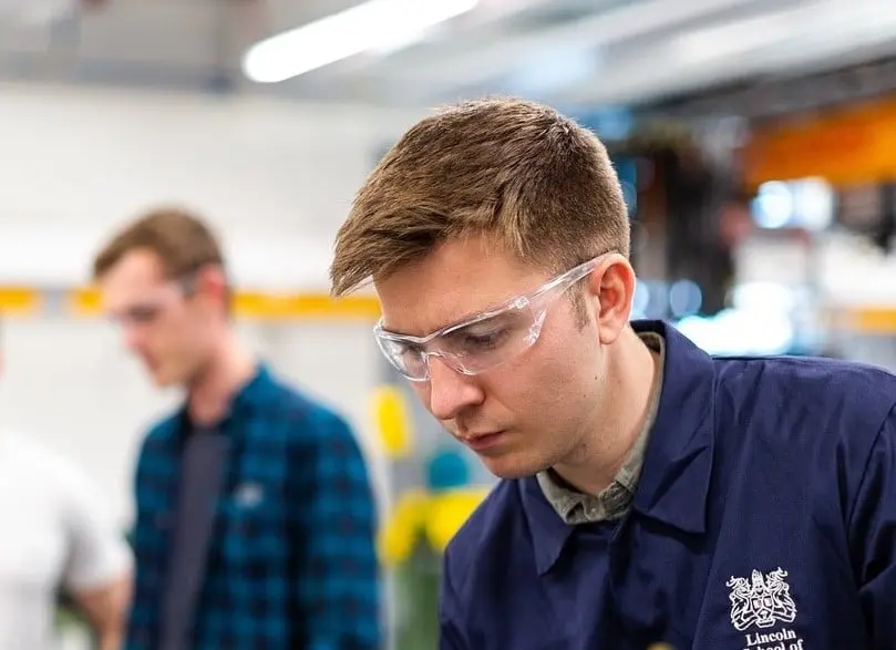 4. Ingeniería en electrónica y automatización: 22,877 pesos